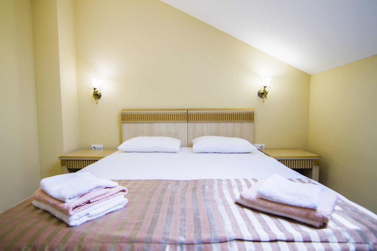 Расположен на 5-м мансардном этаже. Удобства на этаже.