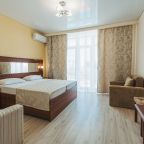 Два гостя на основных местах и два – на дополнительных.