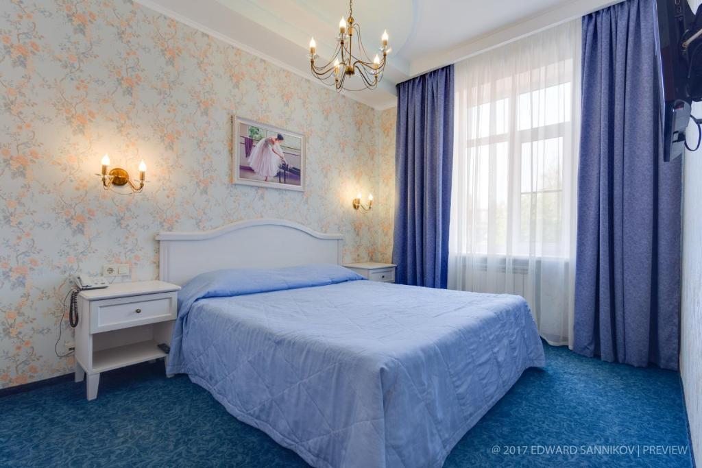 Апартаменты (Улучшенные апартаменты с 1 спальней и балконом) отеля Золотые Дюны, Витязево