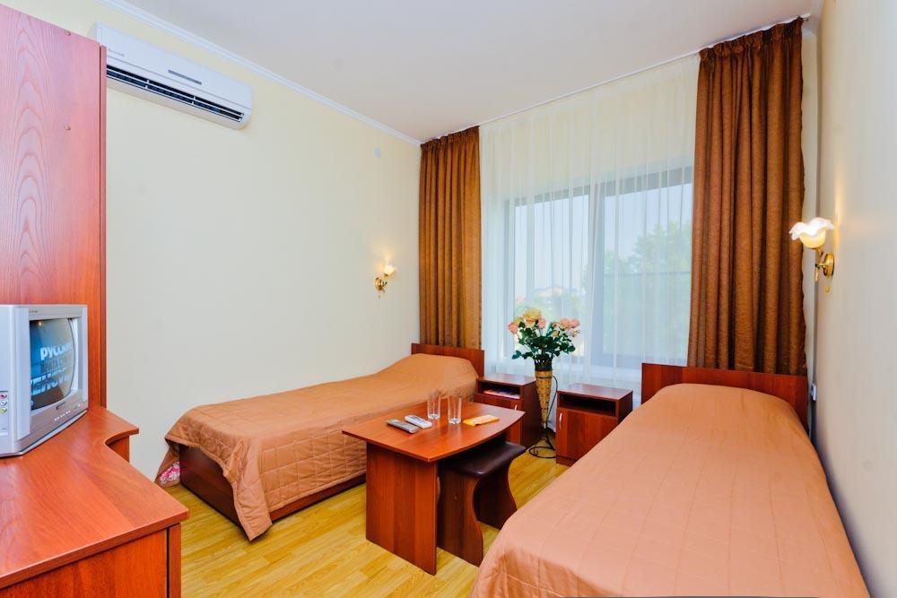 Двухместный (Стандартный однокомнатный двухместный номер с 1 двуспальной или 2 отдельными кроватями - Без балкона) отеля Лиманный Берег, Витязево