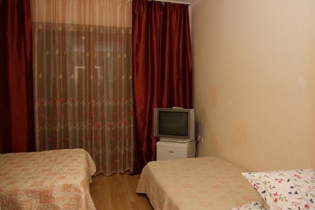 Двухместный (Двухместный номер с 1 кроватью или 2 отдельными кроватями + дополнительной кроватью) гостевого дома Надежда на Центральной, Витязево