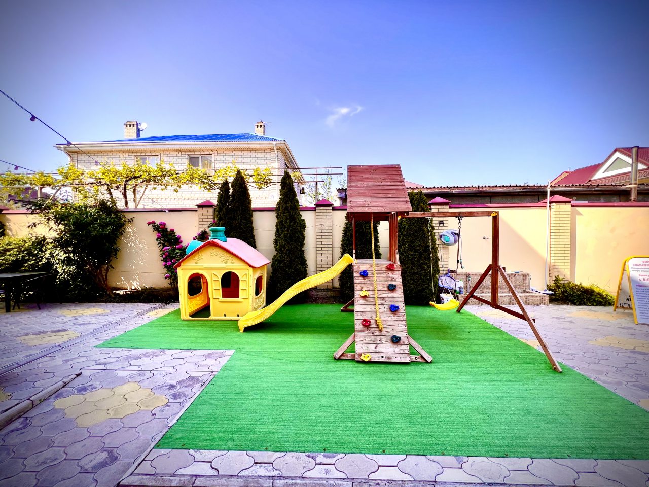 Детская игровая площадка, Отель Марлен