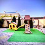 Детская игровая площадка, Отель Марлен