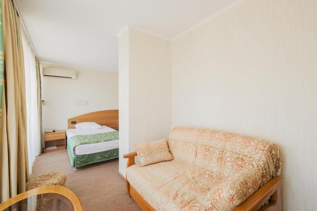 Двухместный (Улучшенный двухместный номер с 2 отдельными кроватями и диваном) отеля Магнолия, Сочи