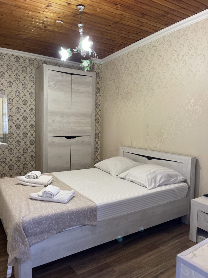 Апартаменты (Делюкс апартаменты с двумя спальнями и двумя санузлами) гостевого дома Замок на Жемчужной, Адлер