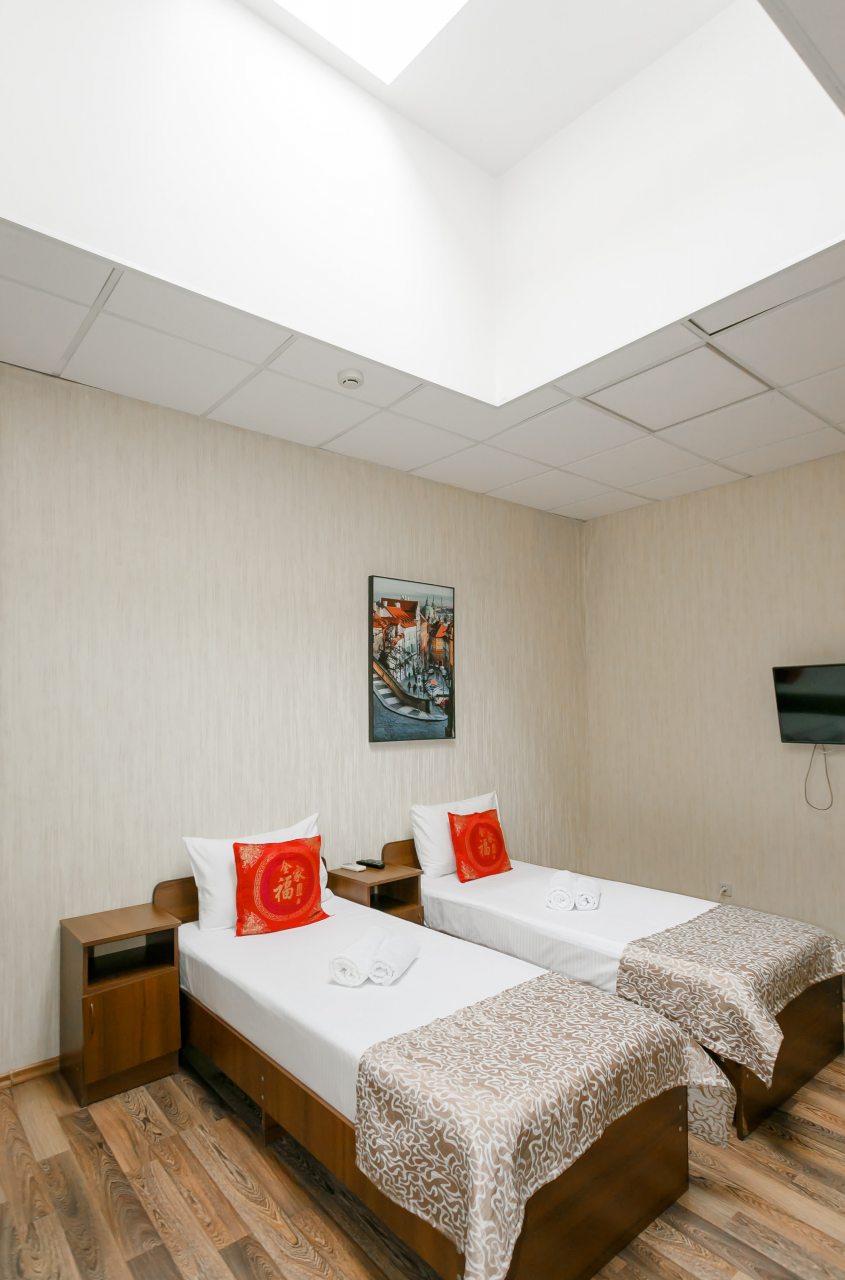 Двухместный (Мансардный номер с двумя односпальными  кроватями и окном в потолке) отеля Пассаж, Адлер