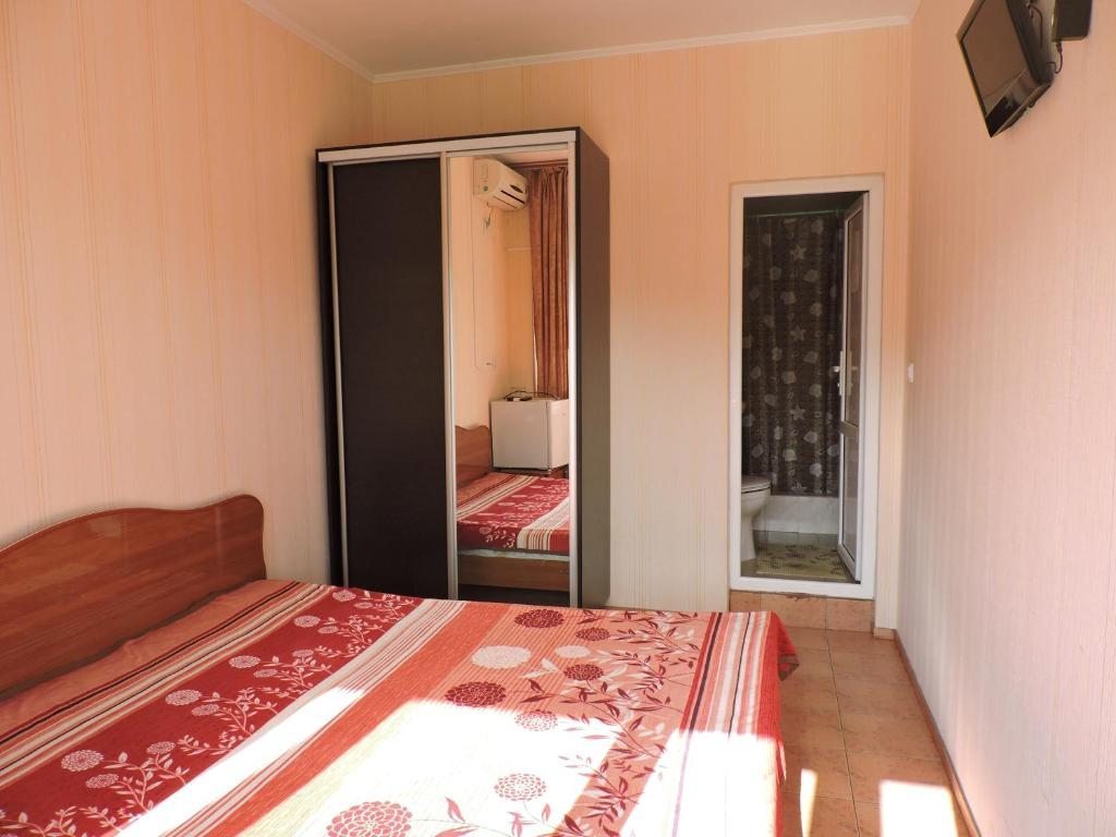 Двухместный (Двухместный номер «Комфорт» с 1 кроватью и балконом) гостевого дома Остров Сокровищ, Лоо