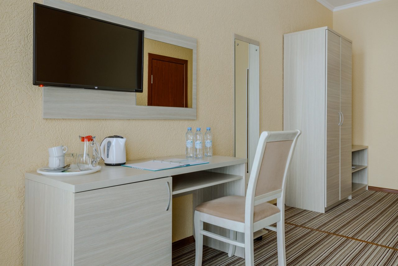 Стандарт улучшенный, столик, чайник, телевизор