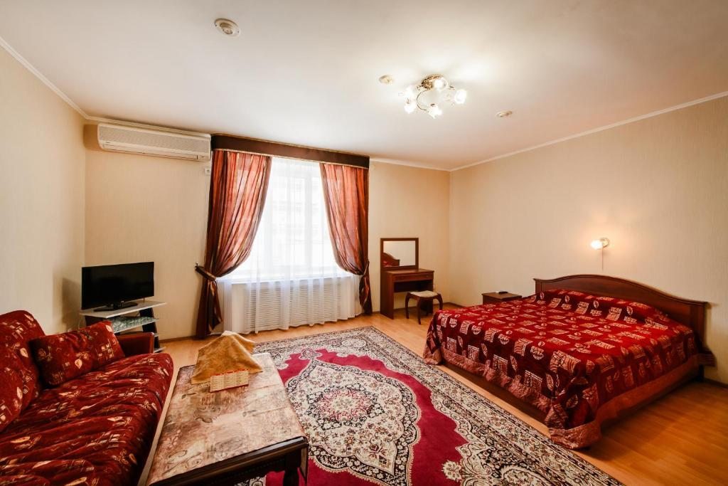 Двухместный (Двухместный номер с двуспальной кроватью и дополнительной кроватью) отеля Экспромт, Новороссийск