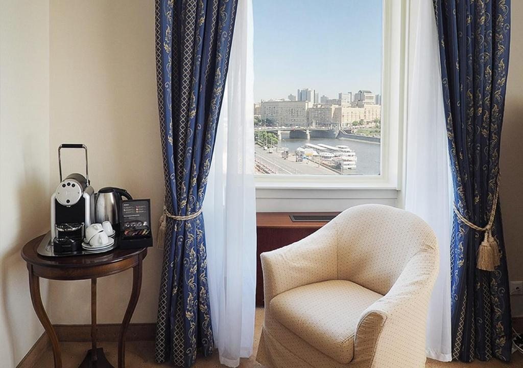 Двухместный (Улучшенный номер с видом на реку) гостиницы Рэдиссон Славянская, Москва