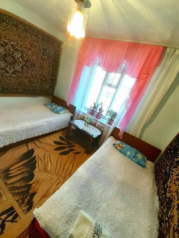 Трехместный (Трехместный номер с основными удобствами и общей ванной комнатой) гостевого дома Kishimzhan, Талас