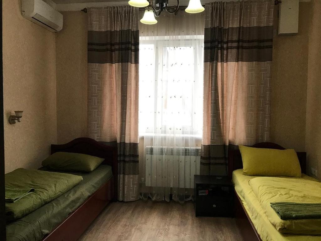 Двухместный (Двухместный номер с 2 отдельными кроватями и общей ванной комнатой) хостела Apple, Бишкек