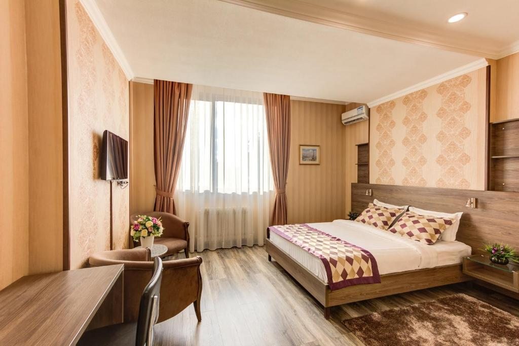 Двухместный (Улучшенный номер с кроватью размера «king-size») отеля Bishkek Centrum, Бишкек