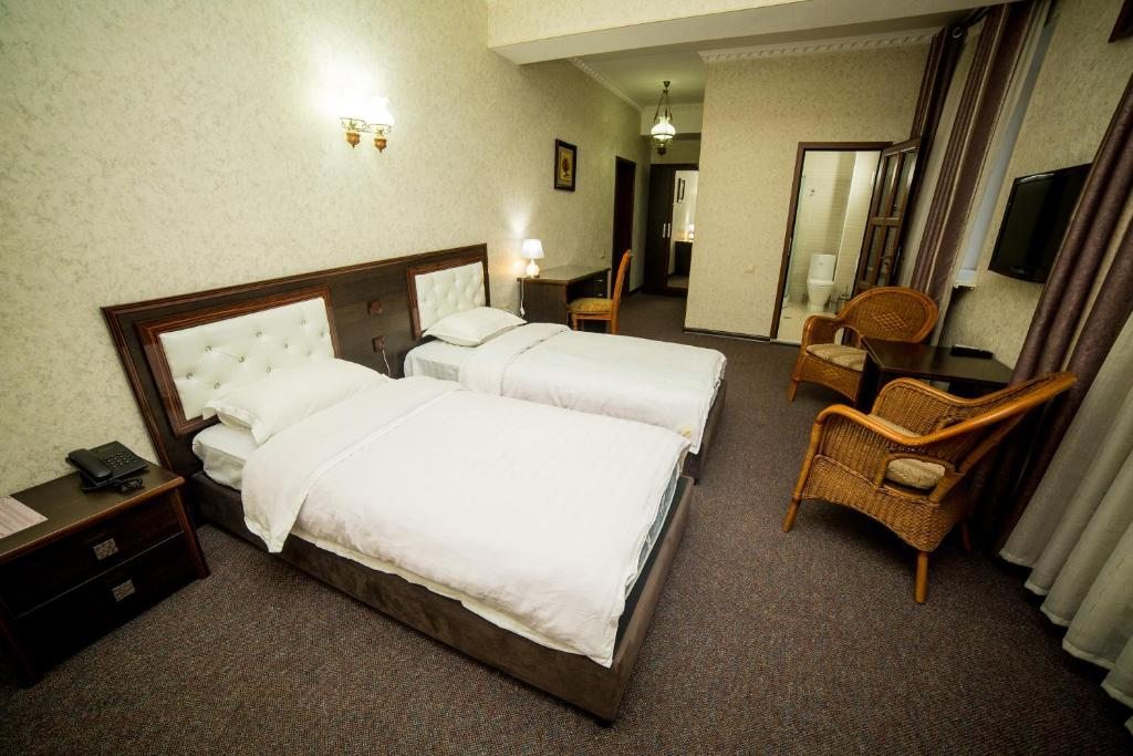 Двухместный (Двухместный номер Делюкс с 2 отдельными кроватями) отеля Grand, Бишкек