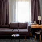 Двухместный Улучшенный номер с видом на реку диван в номере