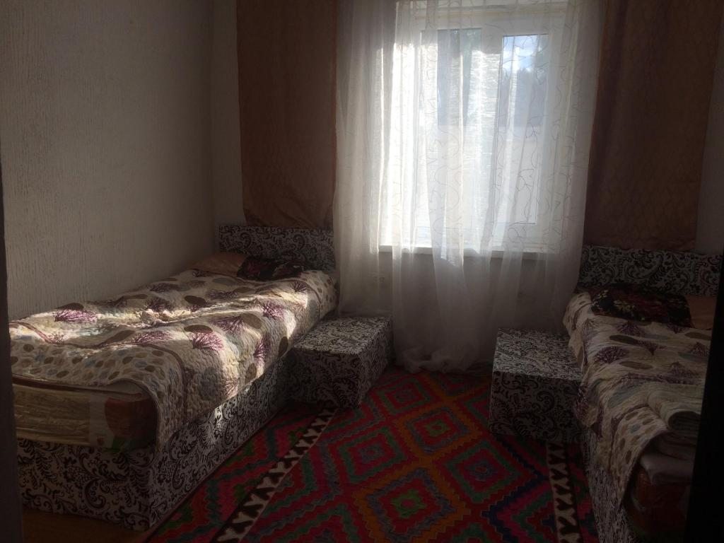 Двухместный (Двухместный номер с 2 двуспальными кроватями) гостевого дома Mira, Кочкор