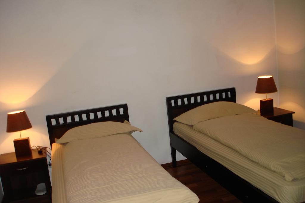 Двухместный (Стандартный двухместный номер с 2 отдельными кроватями) отеля Амир, Каракол (Иссык-Кульская область)