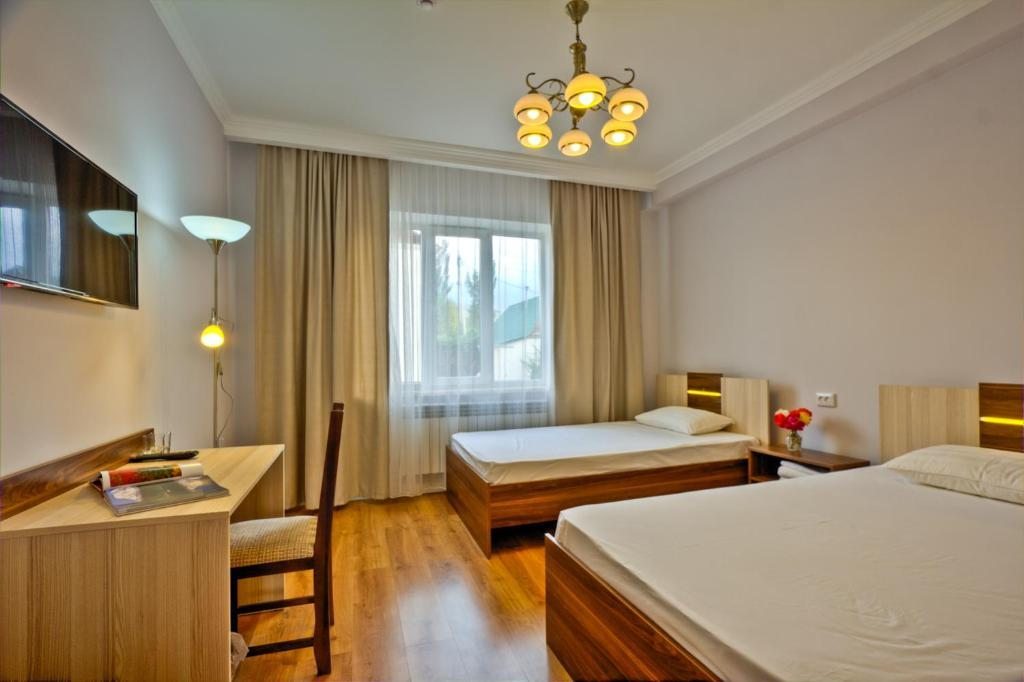 Двухместный (Двухместный номер Делюкс с 1 кроватью или 2 отдельными кроватями, вид на горы) отеля Green Yard, Каракол (Иссык-Кульская область)