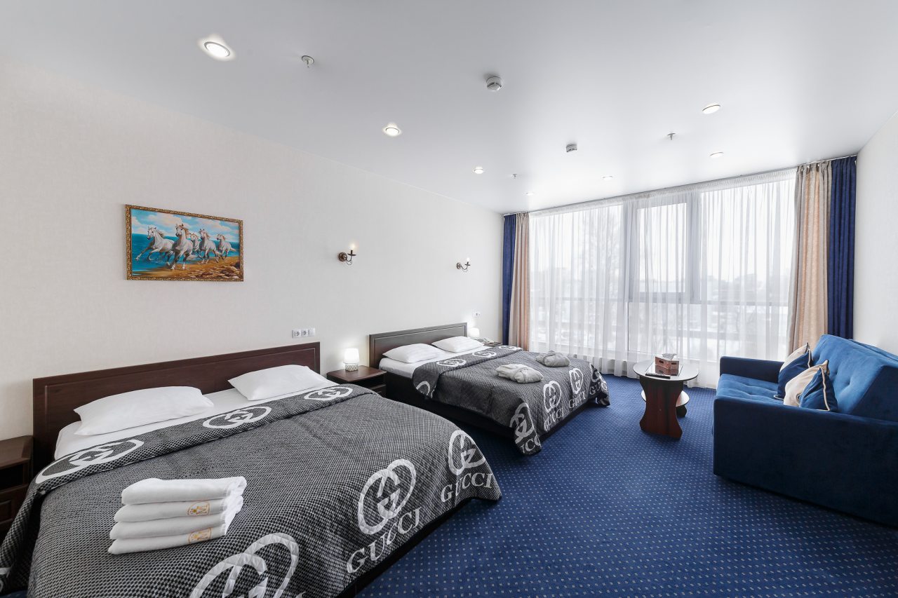 Двухместный (Комфорт  с двумя двуспальными кроватями) отеля Men'K Kings, Санкт-Петербург