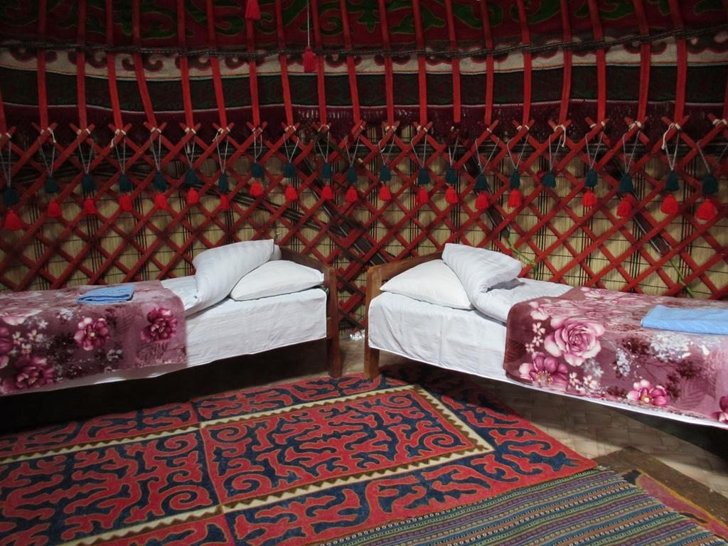 Номер (Кровать в 6-местной юрте) кемпинга Happy Nomads Yurt, Каракол (Иссык-Кульская область)