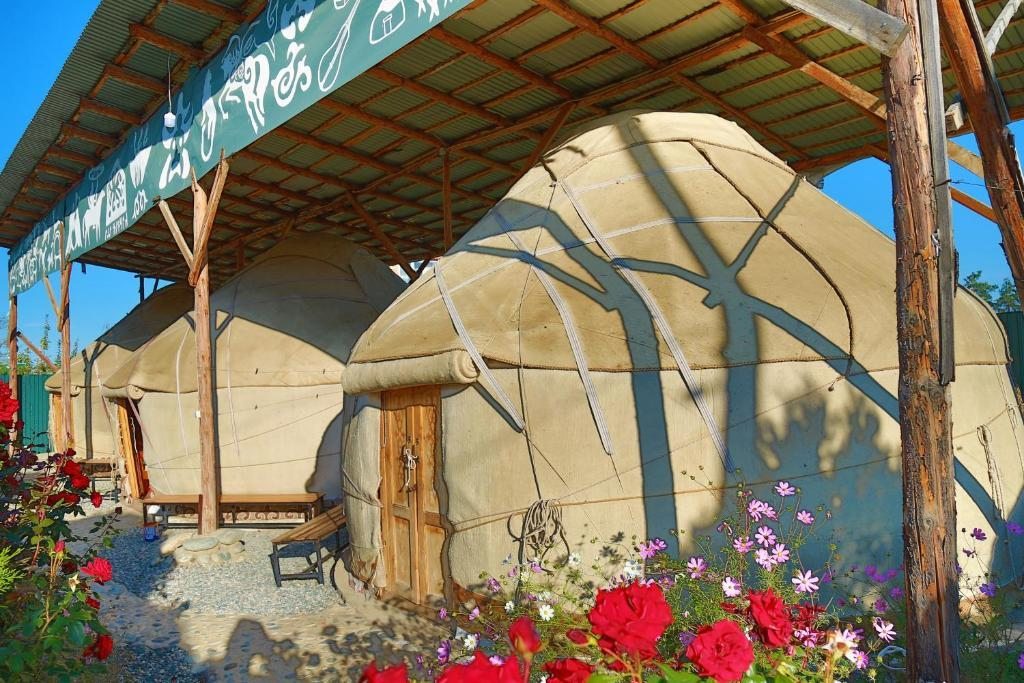 Номер (Кровать в 5-местной юрте) кемпинга Happy Nomads Yurt, Каракол (Иссык-Кульская область)