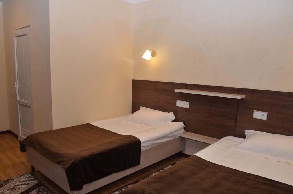 Двухместный (Двухместный номер Делюкс с 2 отдельными кроватями) отеля Sunrise, Каракол (Иссык-Кульская область)