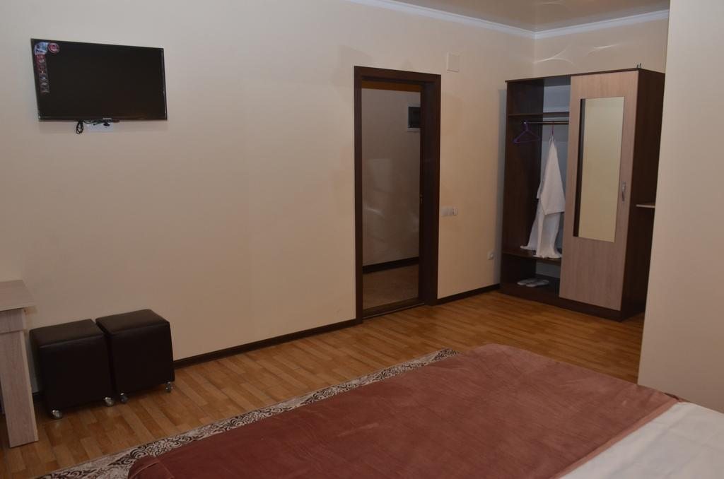 Двухместный (Двухместный номер с 1 кроватью) отеля Sunrise, Каракол (Иссык-Кульская область)