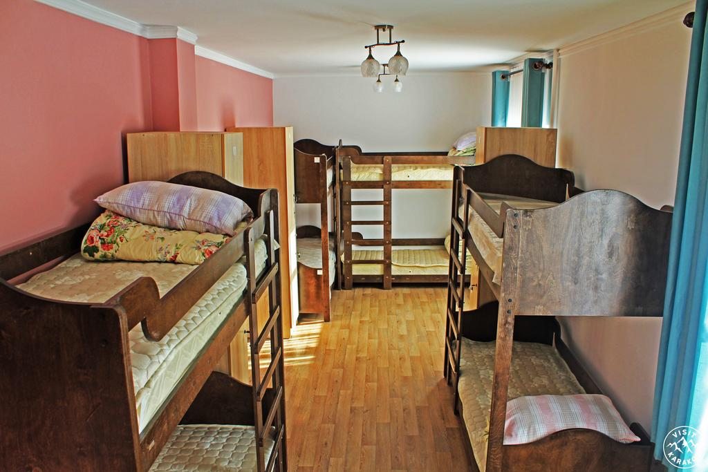 Номер (Кровать в общем номере для мужчин) хостела В Караколе, Каракол (Иссык-Кульская область)