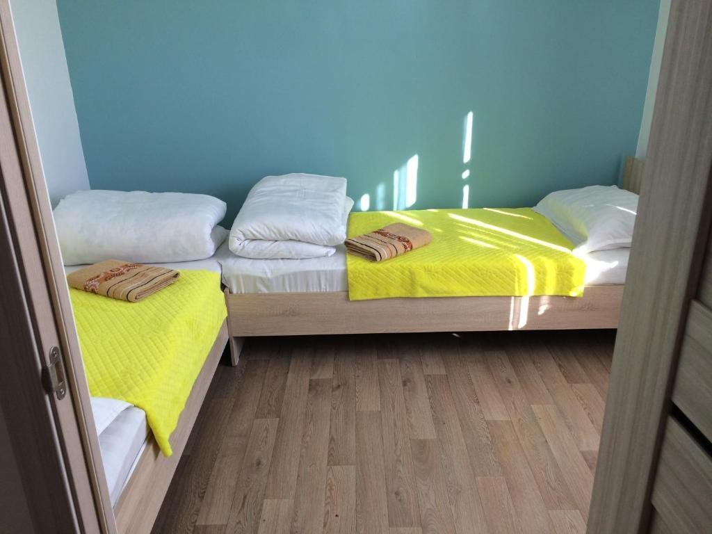 Двухместный (Двухместный номер с 2 отдельными кроватями и общей ванной комнатой) хостела В Караколе, Каракол (Иссык-Кульская область)