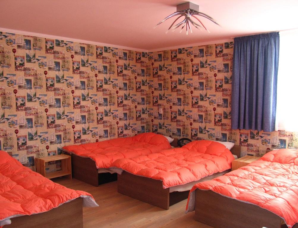 Номер (Кровать в общем 6-местном номере для мужчин и женщин) отеля Memo's Guest House, Каракол (Иссык-Кульская область)