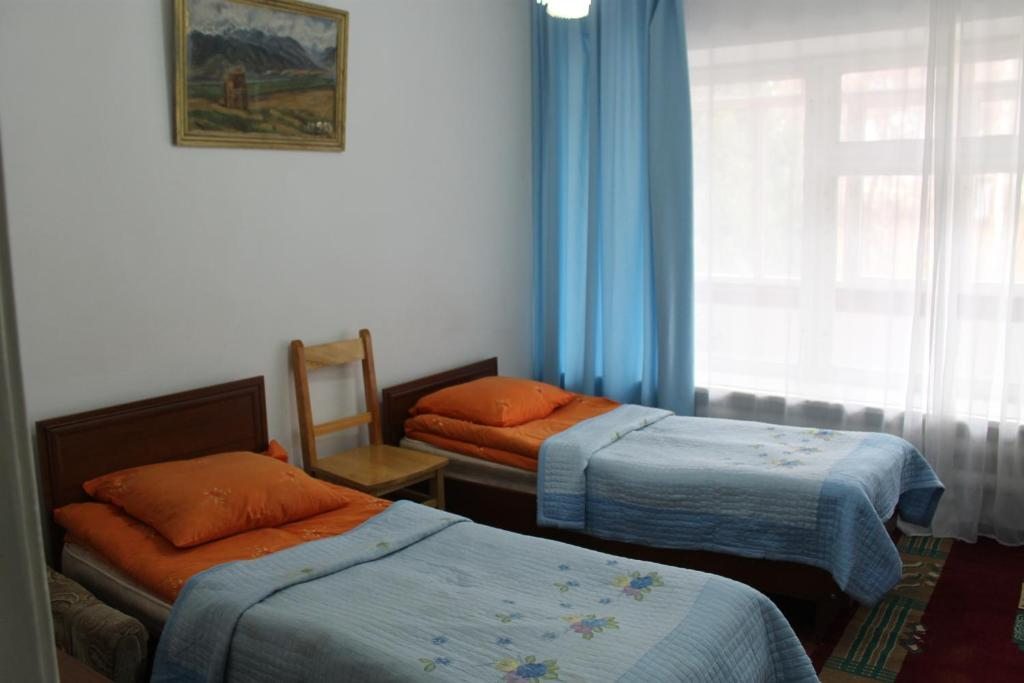 Двухместный (Стандартный двухместный номер с 2 отдельными кроватями) отеля Иссык-Куль-Каракол, Каракол (Иссык-Кульская область)