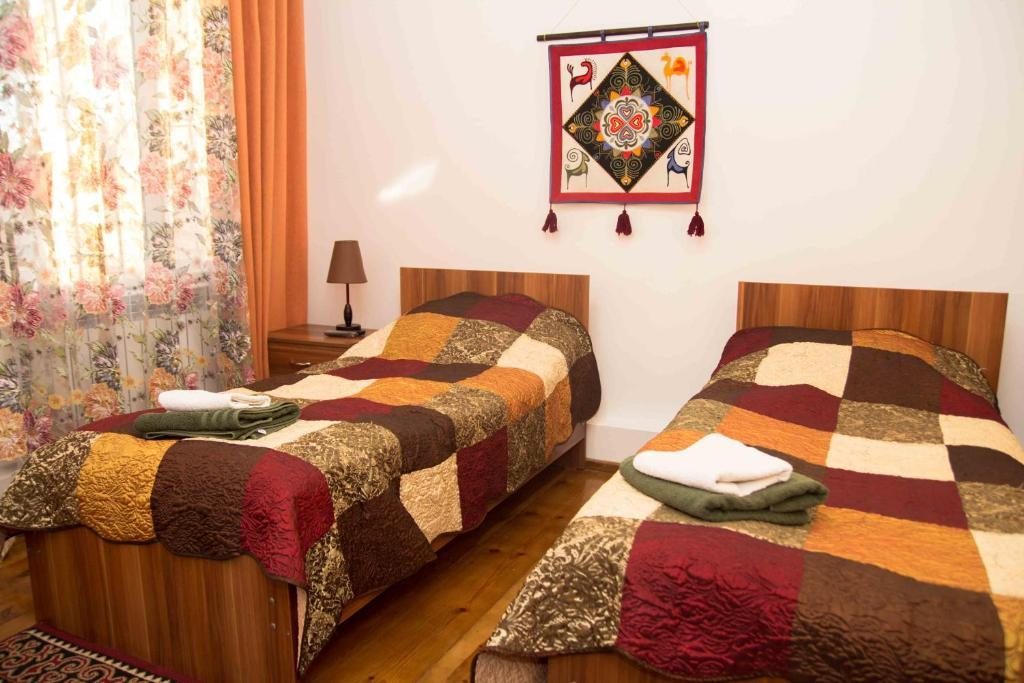Двухместный (Двухместный номер с 2 отдельными кроватями) отеля Sweet House, Каракол (Иссык-Кульская область)
