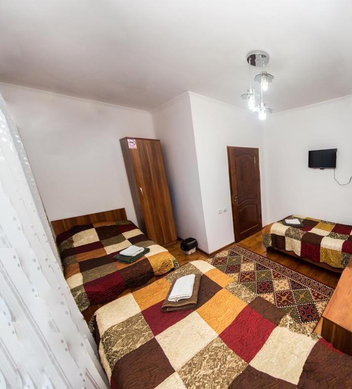 Трехместный (Трехместный номер) отеля Sweet House, Каракол (Иссык-Кульская область)
