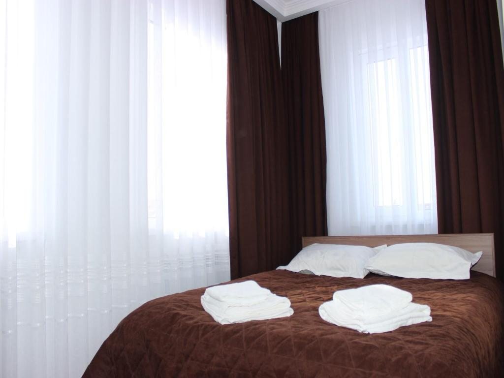 Двухместный (Двухместный номер Делюкс с 1 кроватью и душем) отеля Sweet House, Каракол (Иссык-Кульская область)