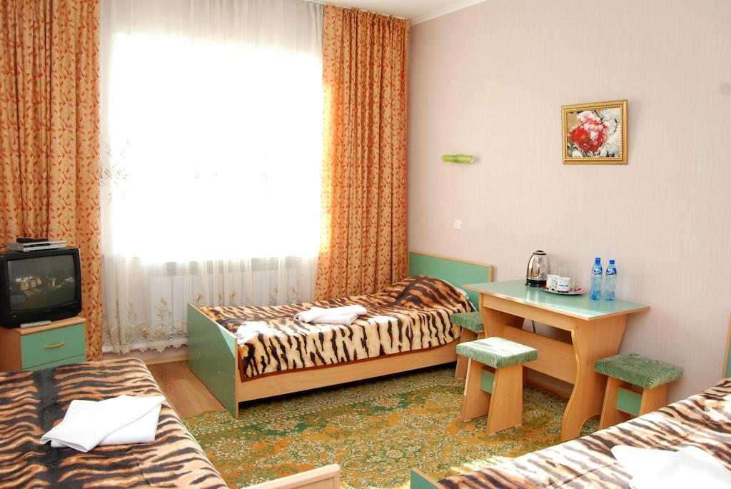 Трехместный (Стандартный трехместный номер) гостевого дома Отель Маданур, Каракол (Иссык-Кульская область)