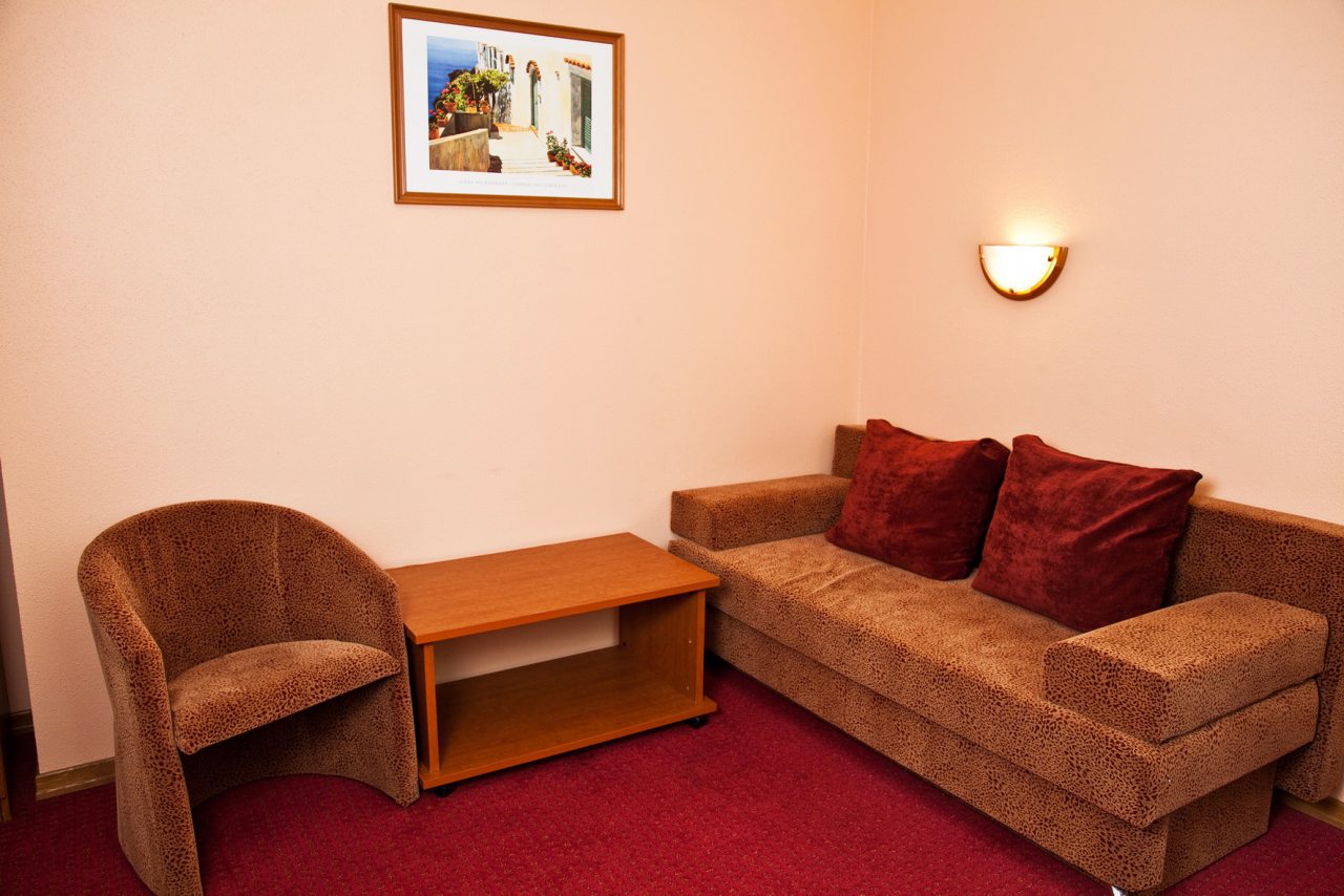 Люкс (Первая категория двухкомнатный двуспальная кровать+диван), Гостиный дом