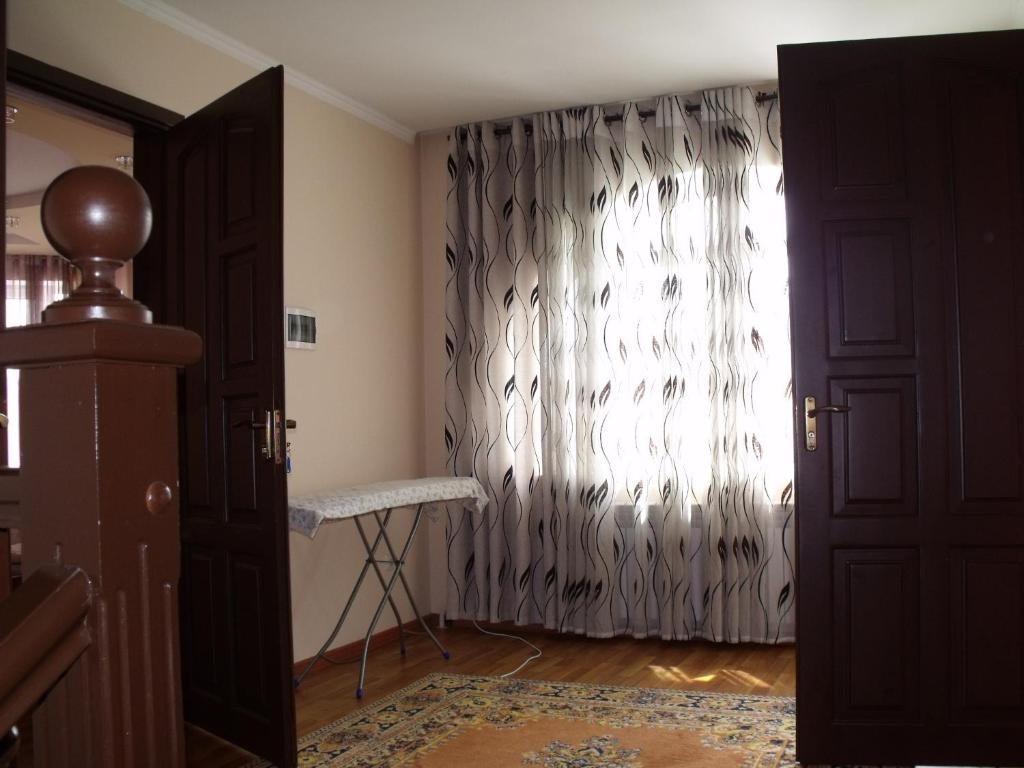 Двухместный (Стандартный двухместный номер с 2 отдельными кроватями) хостела Visit Osh, Ош