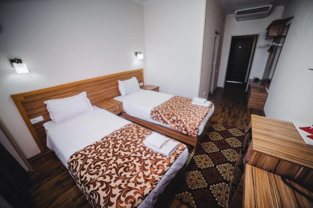 Двухместный (Стандартный двухместный номер с 1 кроватью или 2 отдельными кроватями) отеля Sunrise Osh, Ош