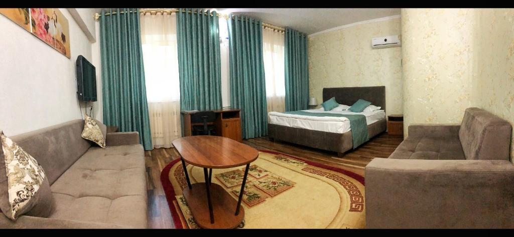 Четырехместный (Улучшенный четырехместный номер) отеля Rich, Бишкек