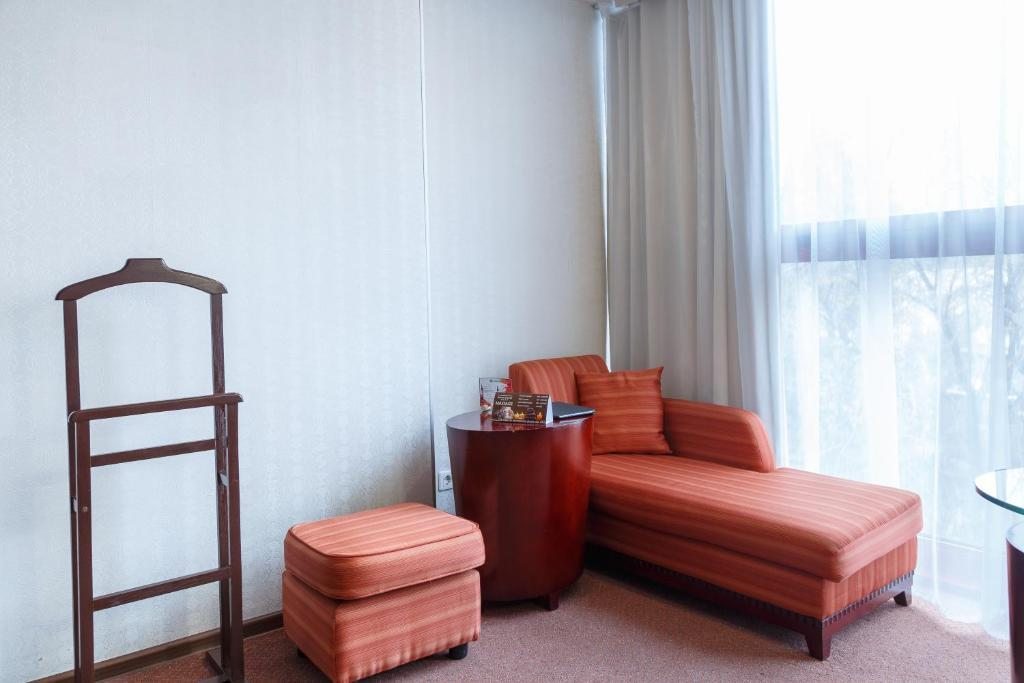 Двухместный (Улучшенный двухместный номер с 1 кроватью или 2 отдельными кроватями) отеля Smart Bishkek (Holiday), Бишкек