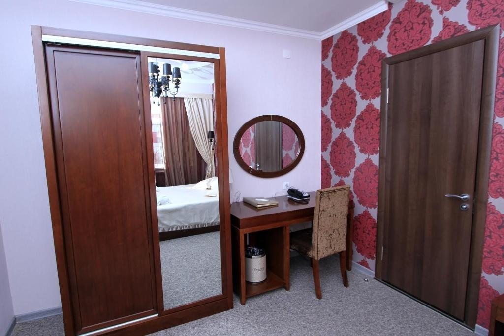 Двухместный (Двухместный номер Делюкс с 1 кроватью и душем) отеля Европа, Бишкек