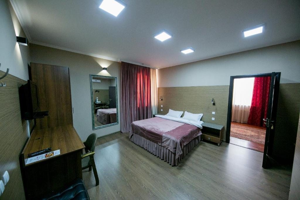 Семейный (Семейный номер с 2 спальнями) отеля Флагман, Бишкек