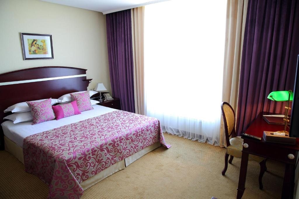 Апартаменты (Просторные апартаменты с 2 спальнями) отеля Бишкек
