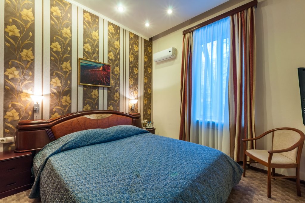 Двухместный (Стандарт с одной двуспальной кроватью) гостиницы Крон-Отель, Москва