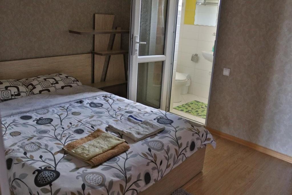Двухместный (Двухместный номер Делюкс с 1 кроватью и дополнительной кроватью) гостевого дома Панорама, Чолпон-Ата