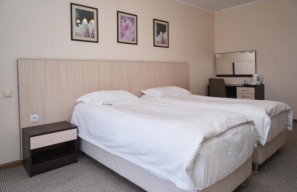 Двухместный (Двухместный номер с 2 отдельными кроватями и общей ванной комнатой) курортного отеля Каприз Иссык-Куль, Чолпон-Ата