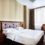 Двуспальная кровать в номере гостиницы Гранд Белорусская Отель 4*, Москва