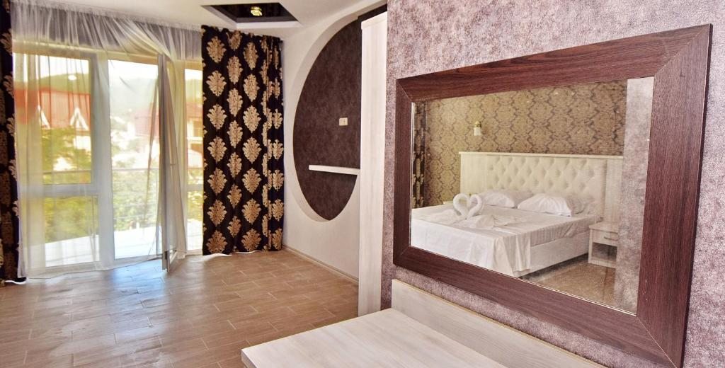 Двухместный (Улучшенный двухместный номер с 1 кроватью) мини-отеля Фортуна, Кабардинка