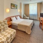 В номере два дополнительных места (кресло-кровать), балкон