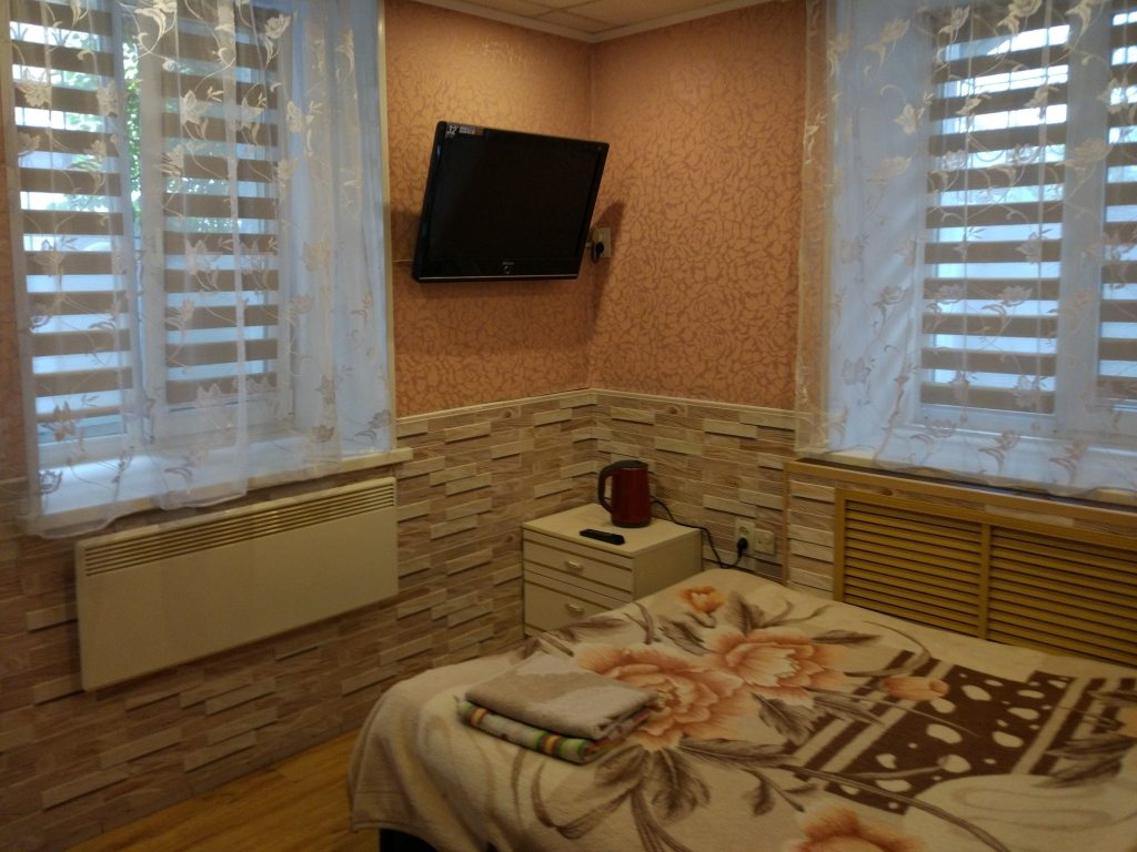 Двухместный номер с большой кроватью и ванной комнатой. Гостиница ВИСТА